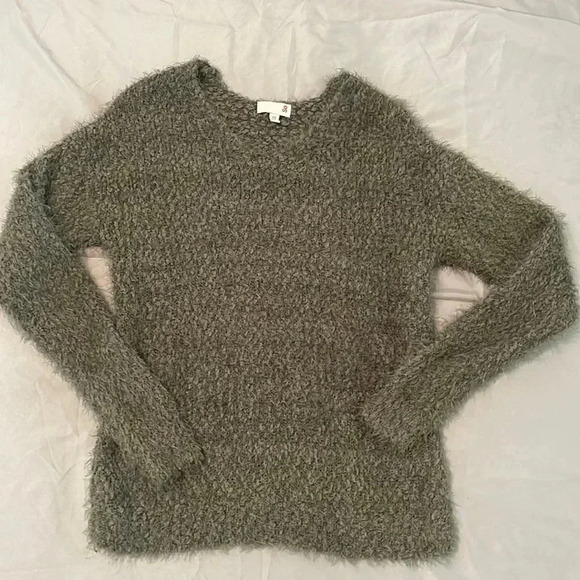 Olive green super soft fuzzy sweater - Picture 1 of 4